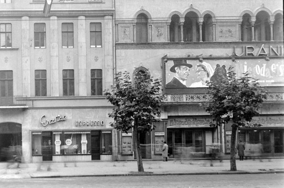 Bányászlány: 1950-es évek végén a gyönyörű Uránia mozi.