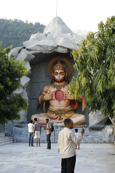 Rishikesh, Parmath Nikatan, Hanuman
