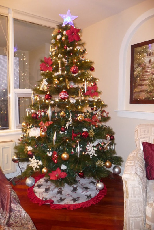 christmas-tree-decorations-red-and-green-800x1199