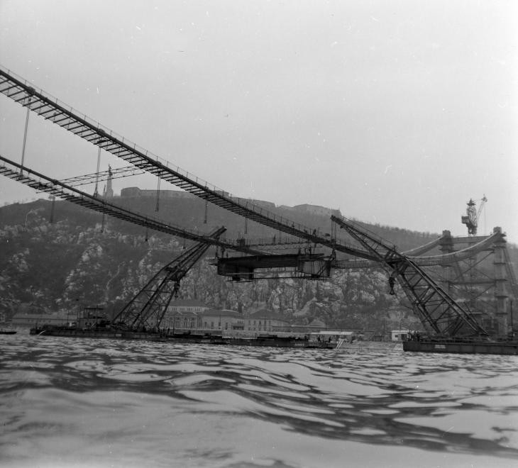 Az Erzsébet híd építése 1963 körül. (fortepan.hu, 137650)