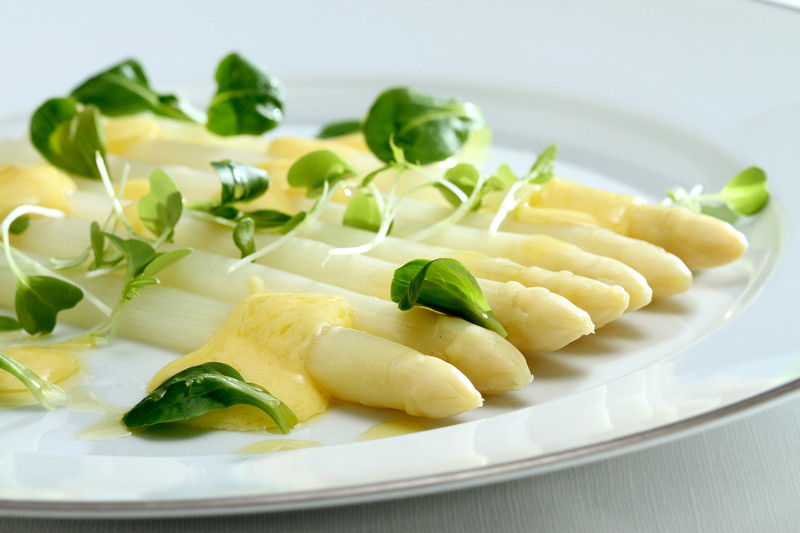 zöldség Steamed-white-asparagus-hollandaise-sauce-蒸白蘆筍配荷蘭汁