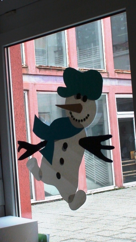 Hóemberek az ablakban