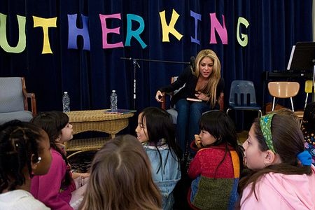 estha: Shakira y los ninos 01