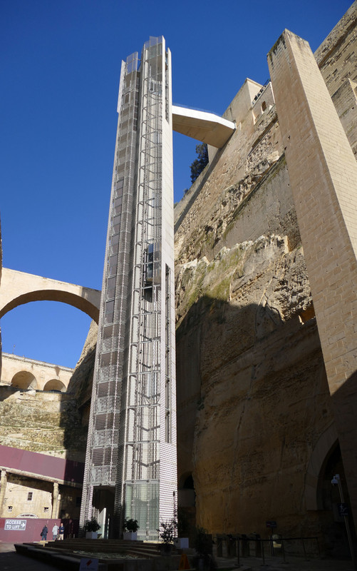 Costa - Valletta upper Barakka felvonó