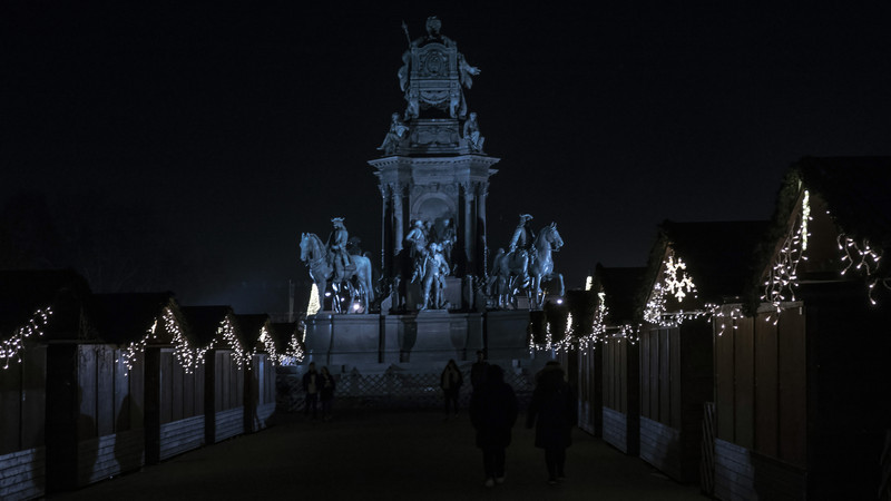 Bécs Mária Terézia tér - Adventi vásár nyitás előtt