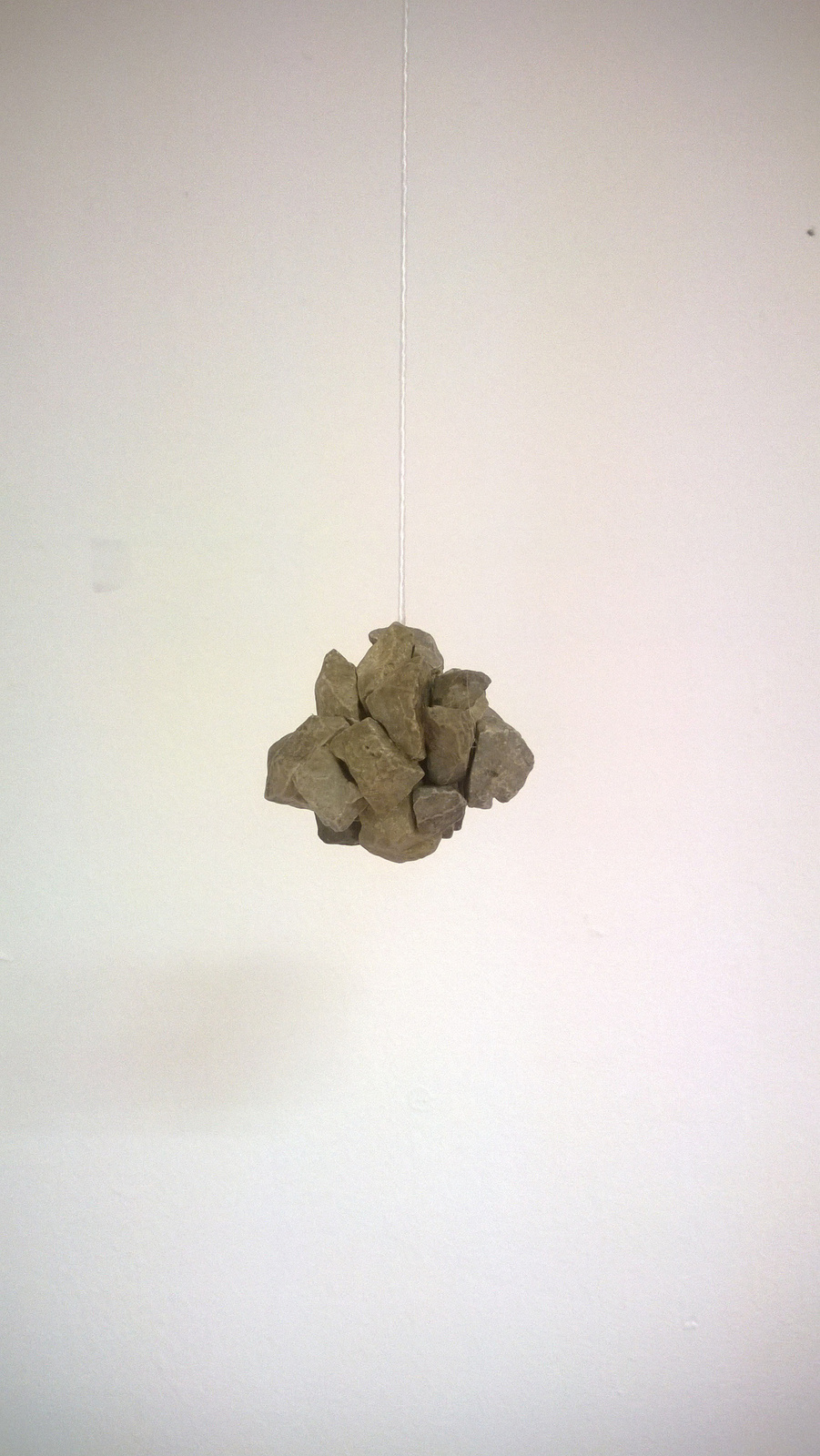 Jila Svicevic: Egy marék kő, 2015, vegyes technika