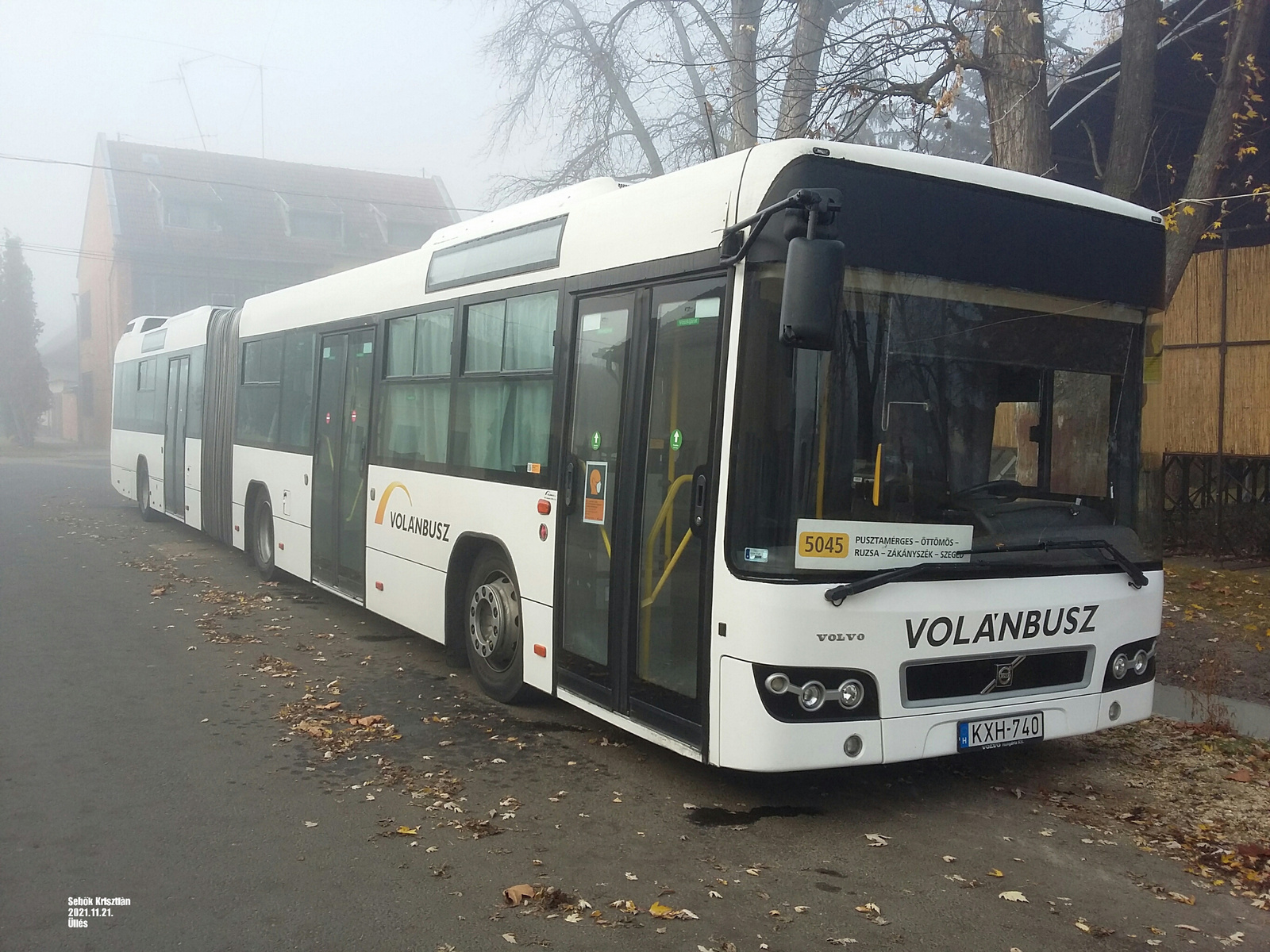 Volvo 7700A KXH-740 egy ködös reggelen Üllésen 2021.11.21.-én