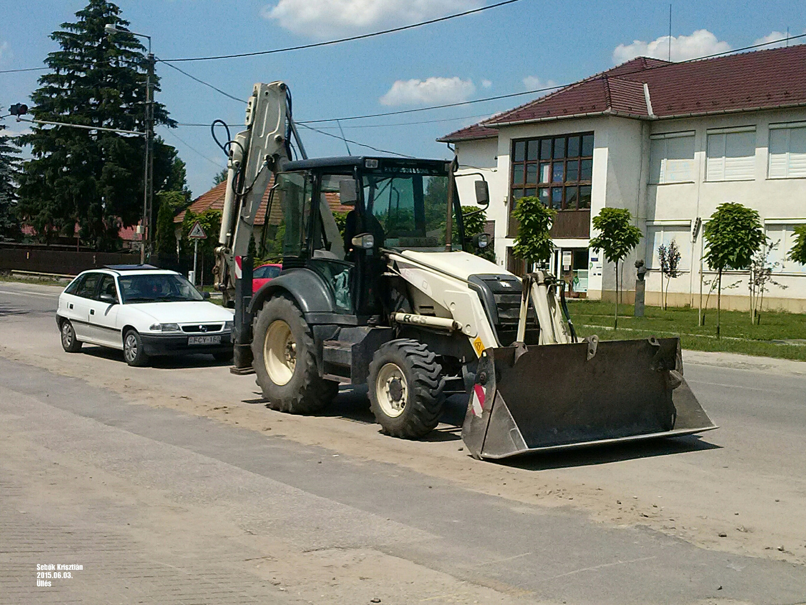 Tólólapos traktor Üllés főútjàn 2015.06.03.