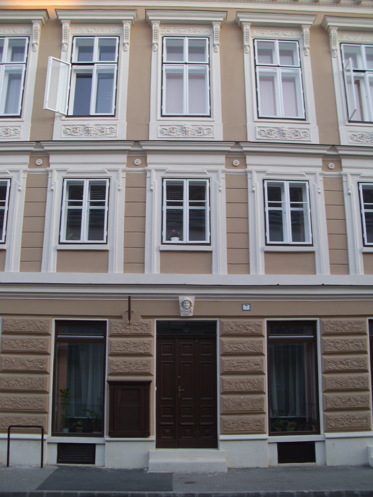 Szombathely, Kossuth u. 7, kétemeletes lakóház