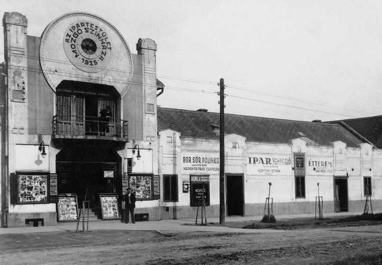Dombovári mozi az 1930-as évek végéről.