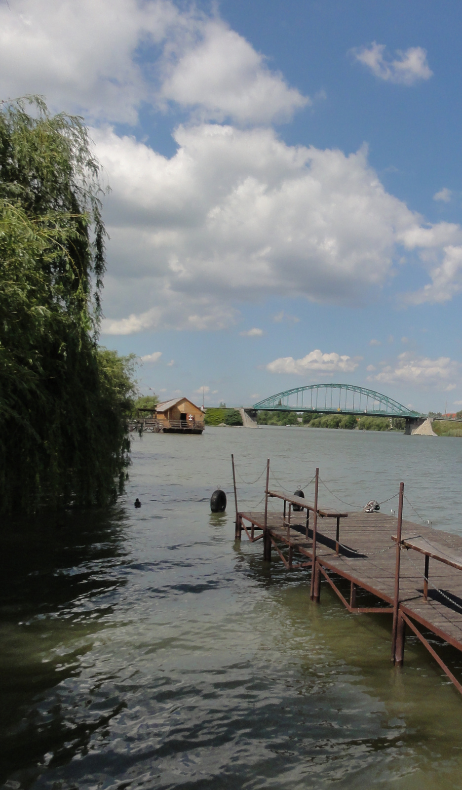 Dunapart híddal és régi vizimalommal.