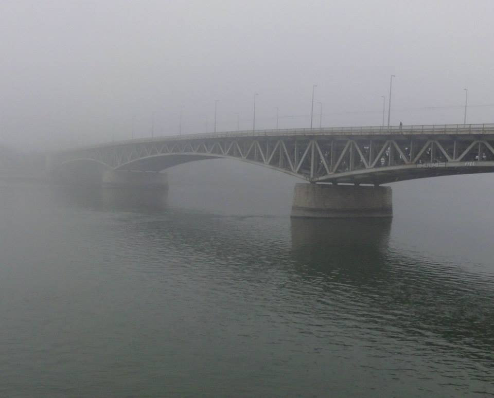 Petőfi híd ködben.