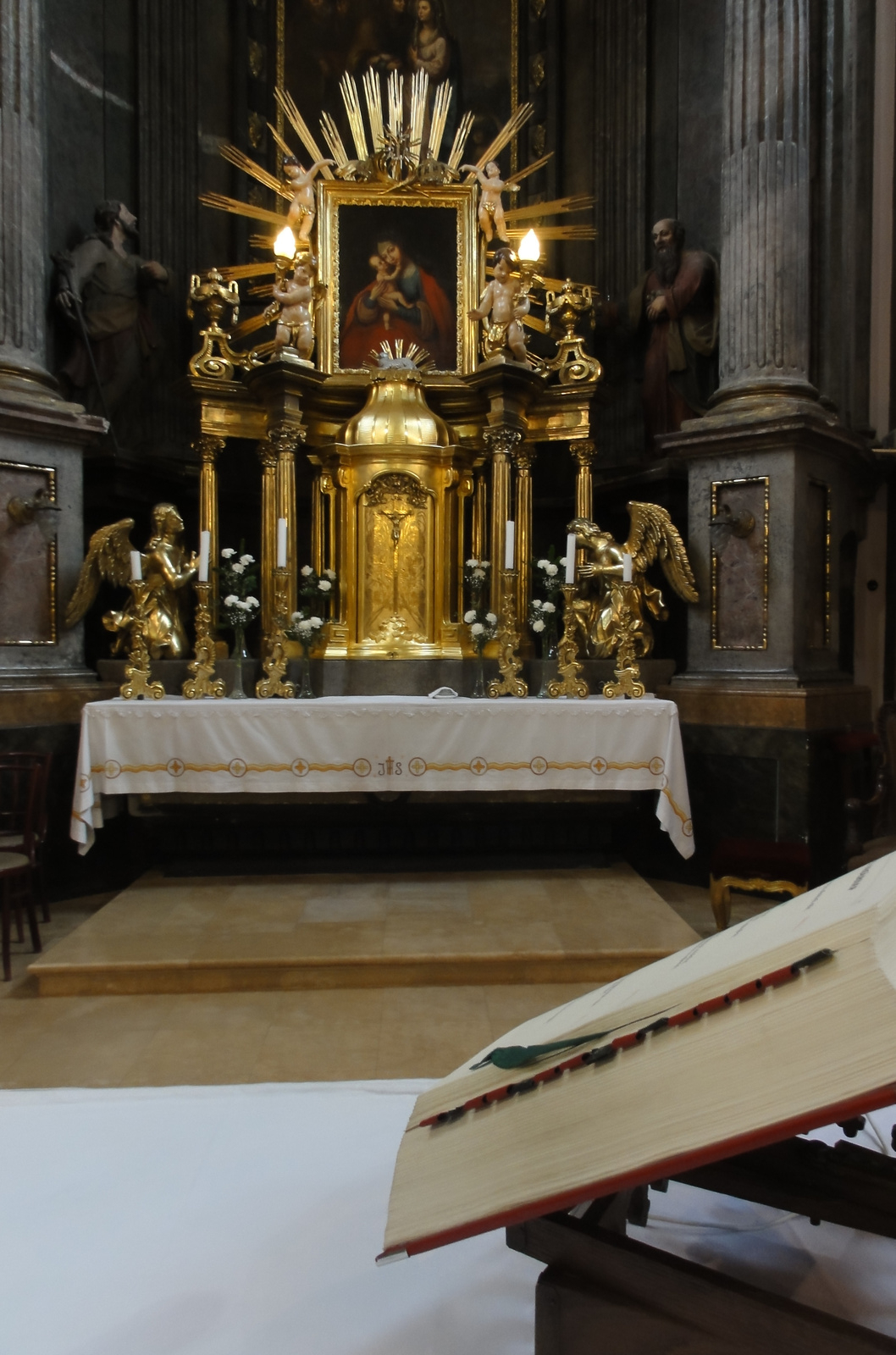 Oltár Szent Bibliával (A főoltáron Mária és Erzsébet találkozásá