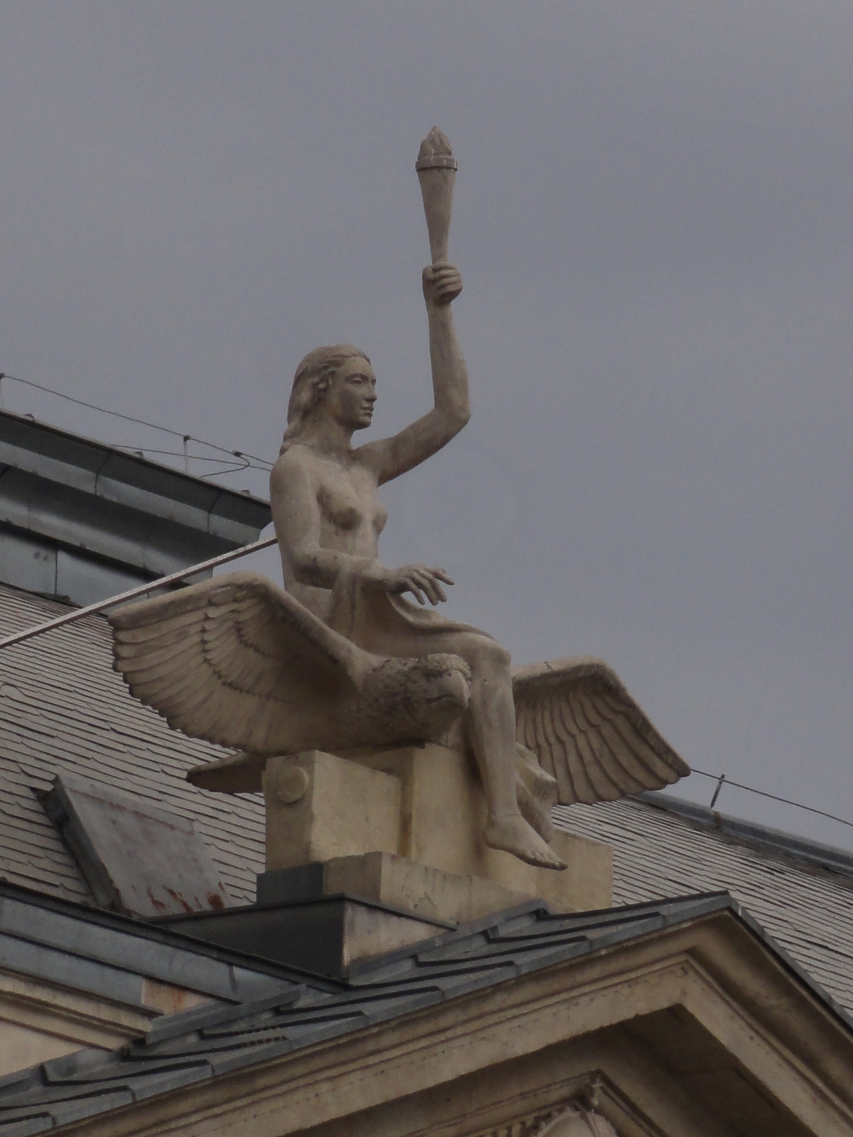 Mitológiai szoborcsoport a Hagyományok házának timpanonja felett