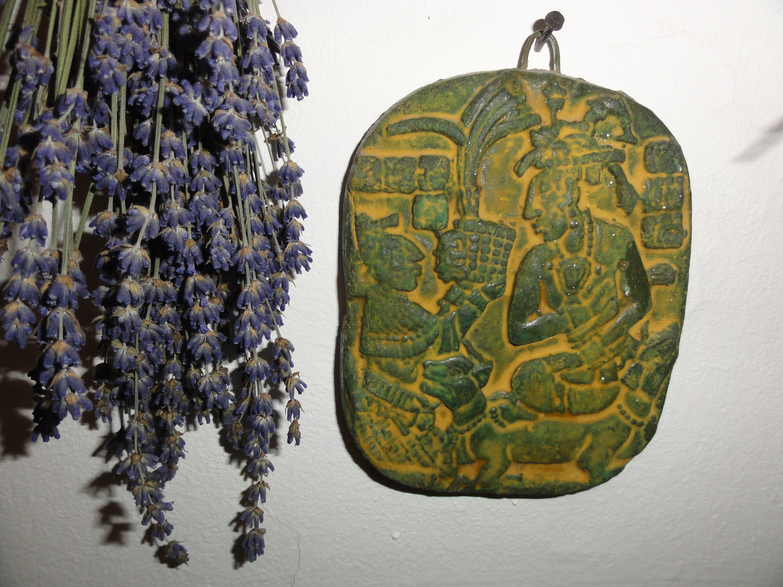 Inka kerámia falikép friss levendulával. (konyha részlete)