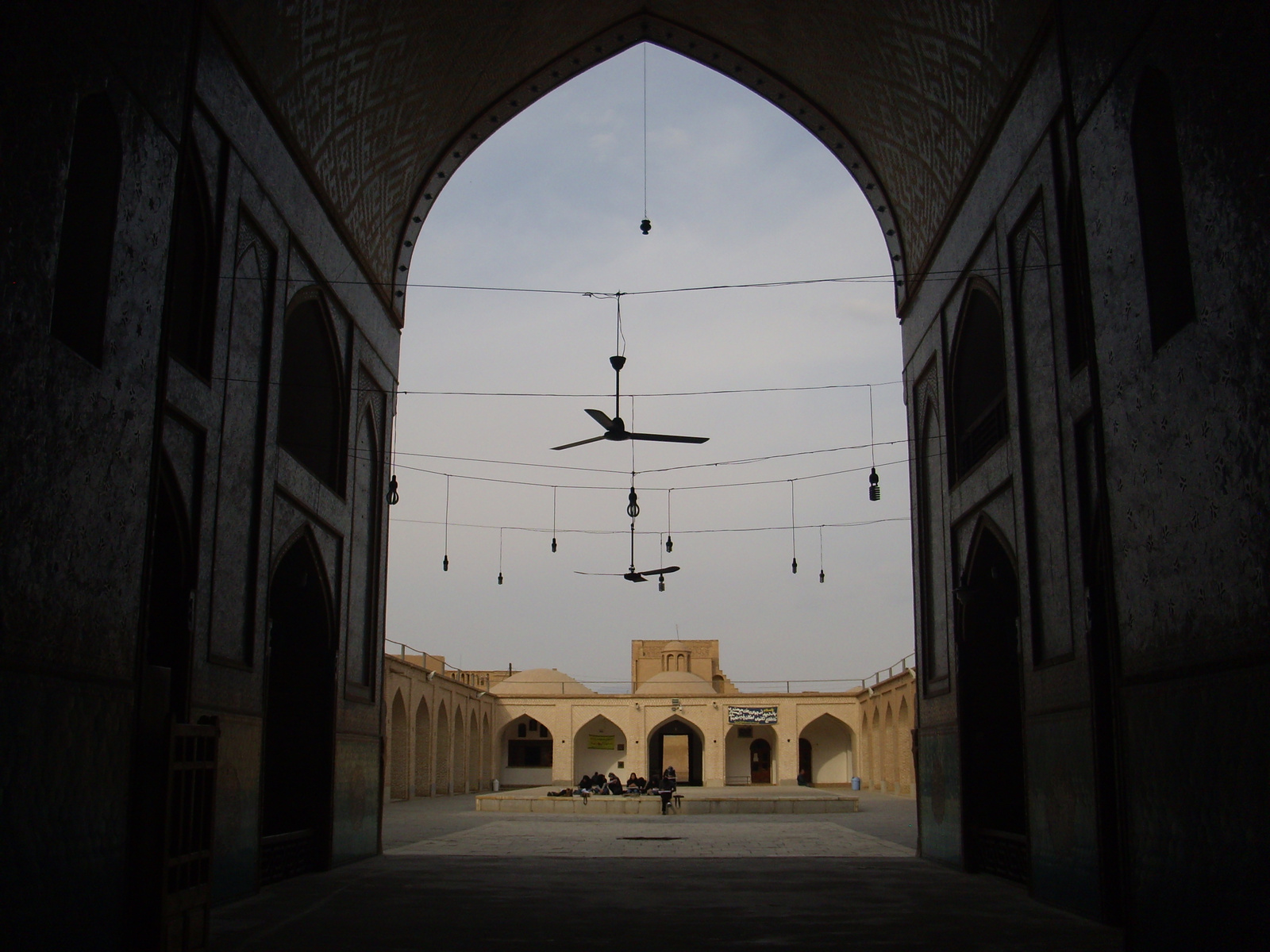 Yazd - A Jameh mecset udvara az iwan felől