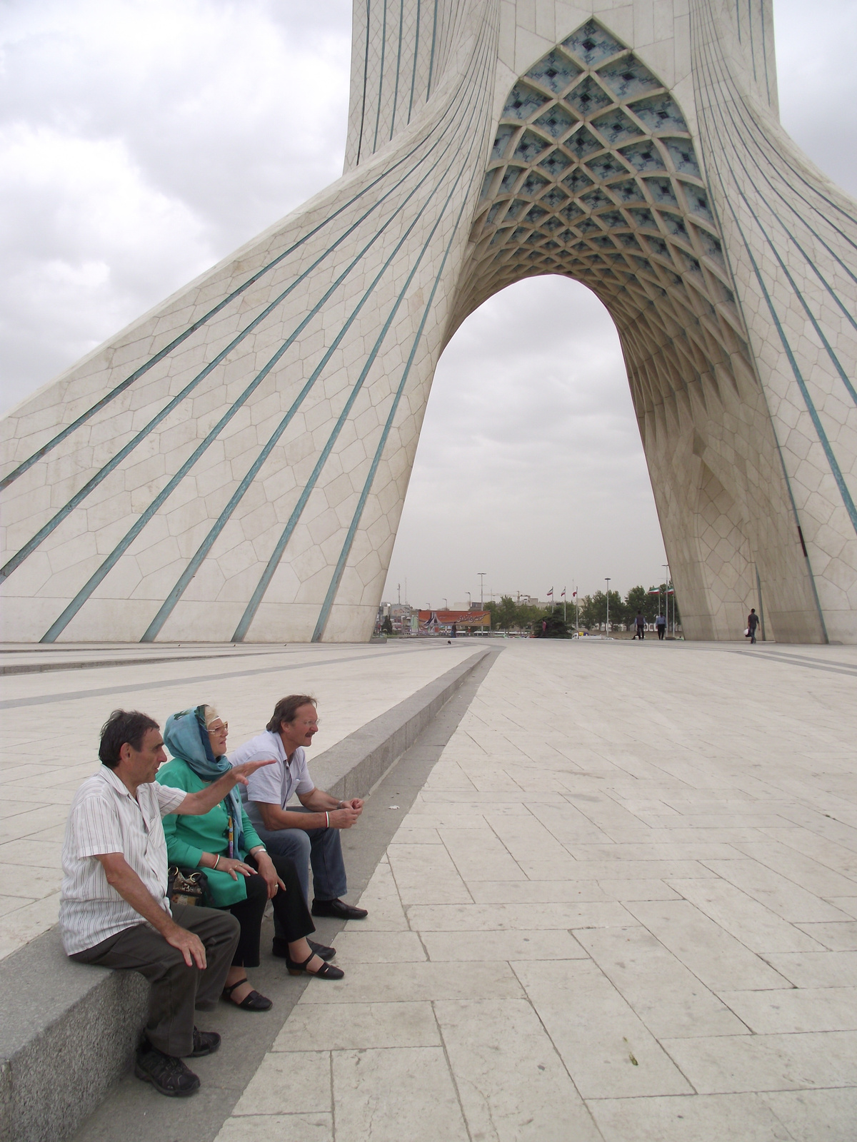 Teherán - Pihenés az Azadi-emlékmű előtt