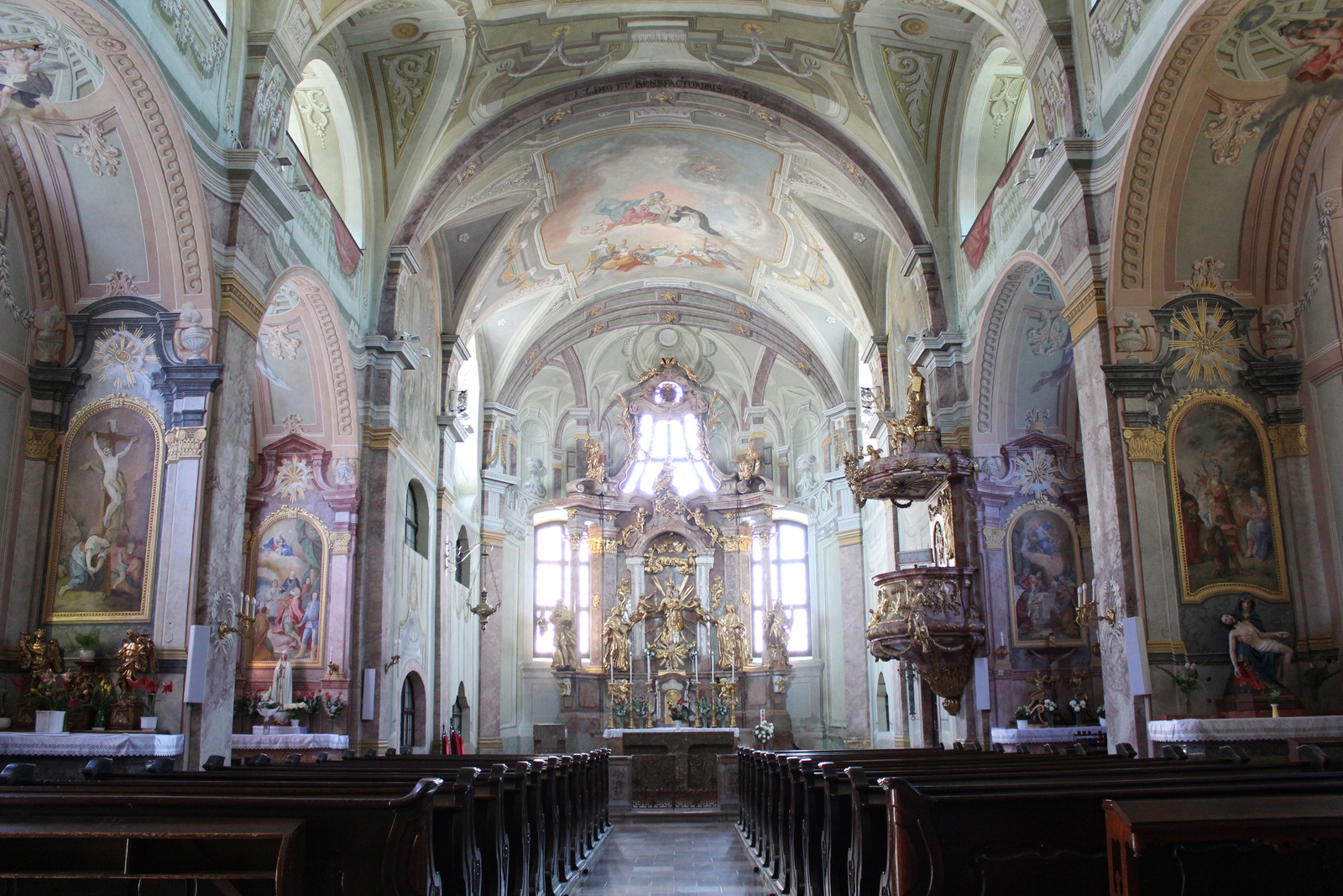Szűz Mária Királynő és Szent Gotthárd templom belső