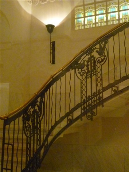 Üvegen keresztül a lépcsőház
