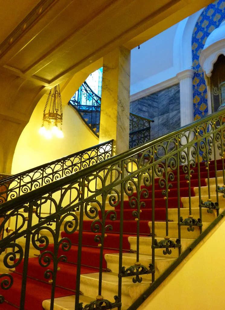 Bartók terem előtti lépcsőfeljáró