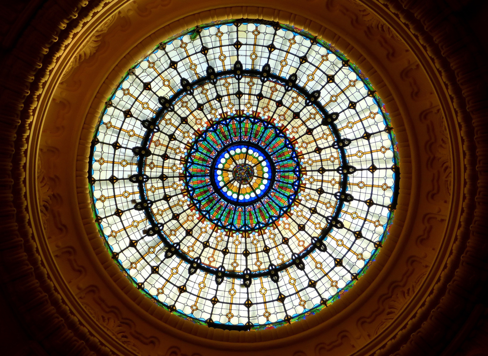 Színes üvegbetétes kupola