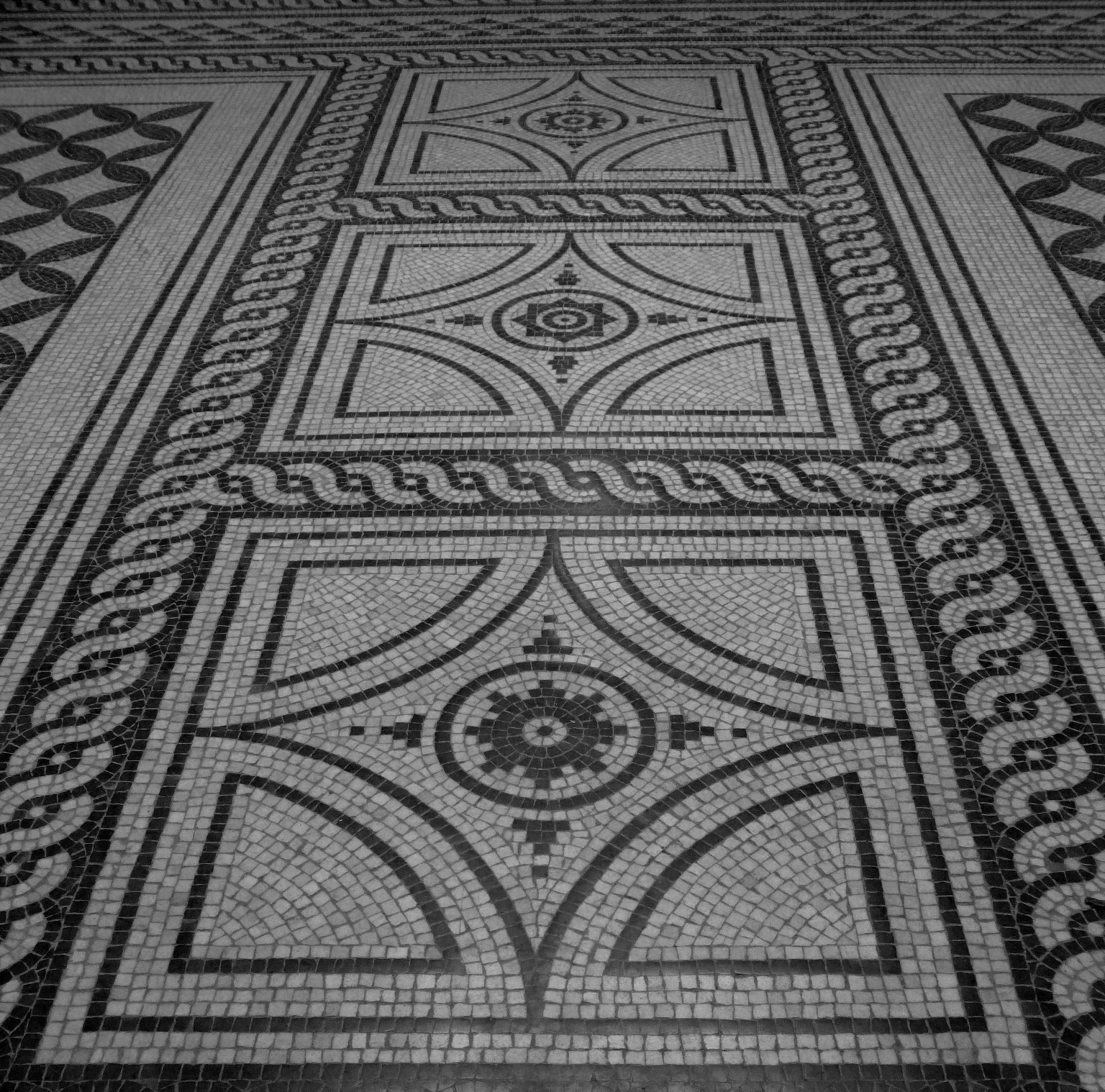 Fekete-fehér mintázatú mozaik