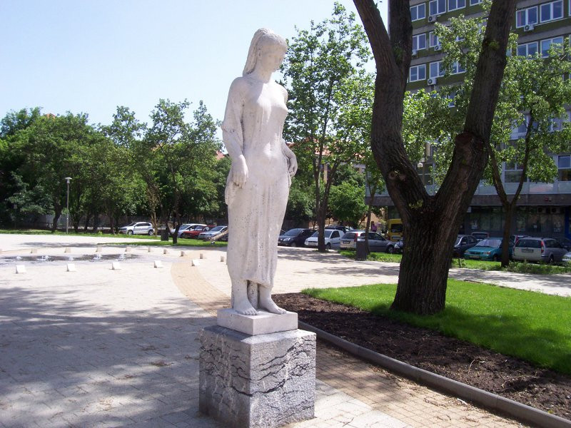 Bosnyák tér, Kendős lány-szobor