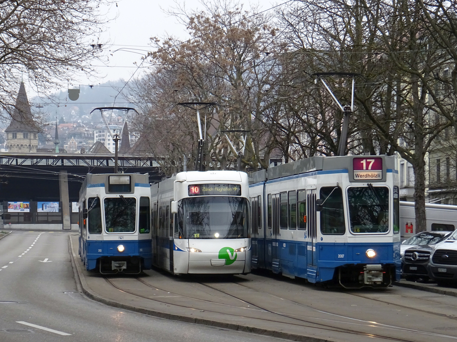 Zürich, Gessnerallee - Tram2000 Be4/8 2103; Bombardier Cobra 307