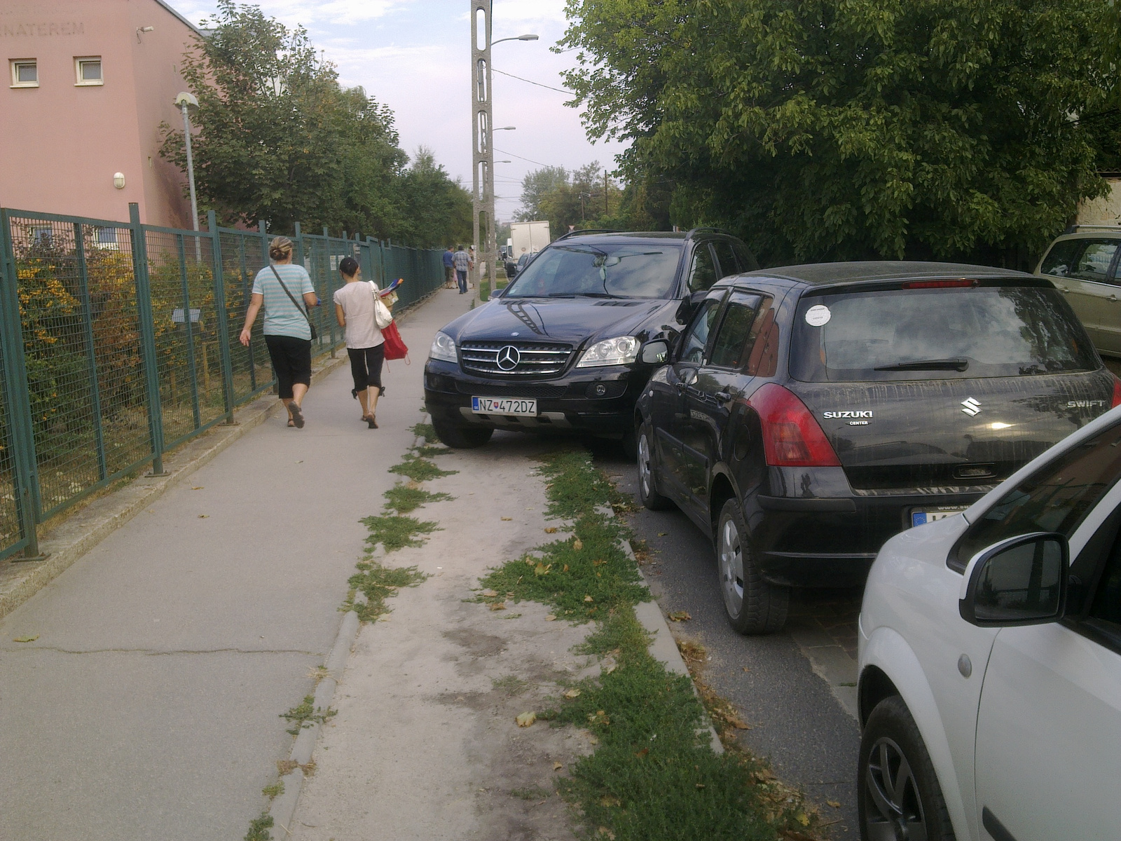 "Szlovák" merci parkolása iskolánál
