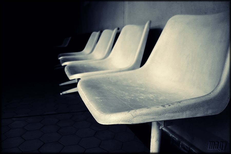 székek a váróban