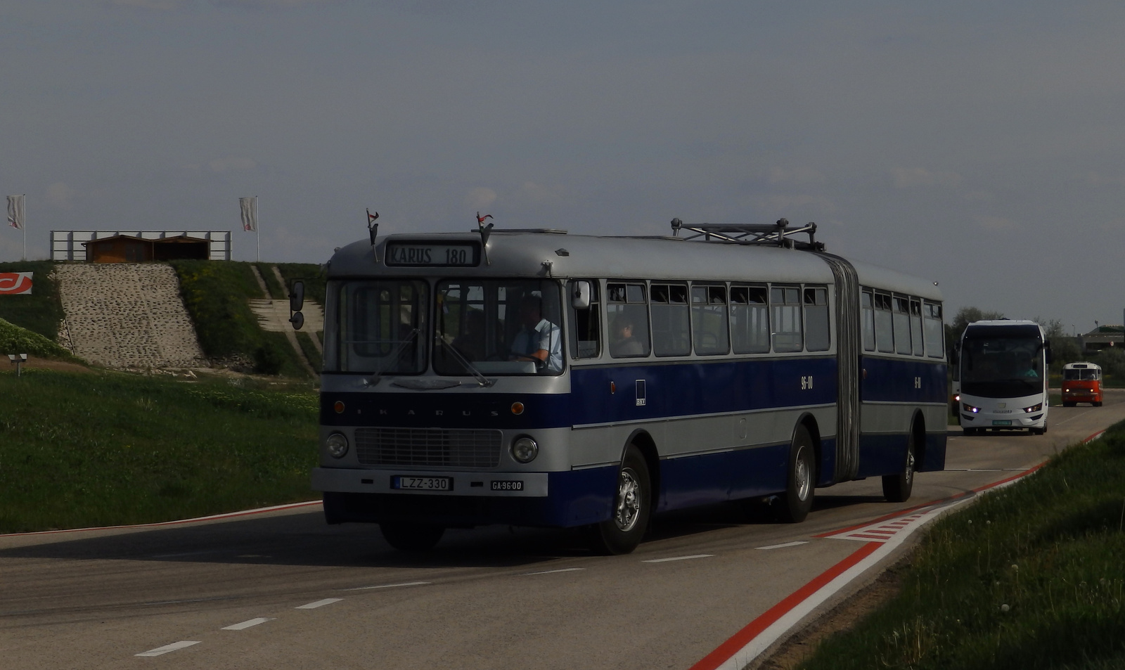 LZZ-330 - Ikarus 180