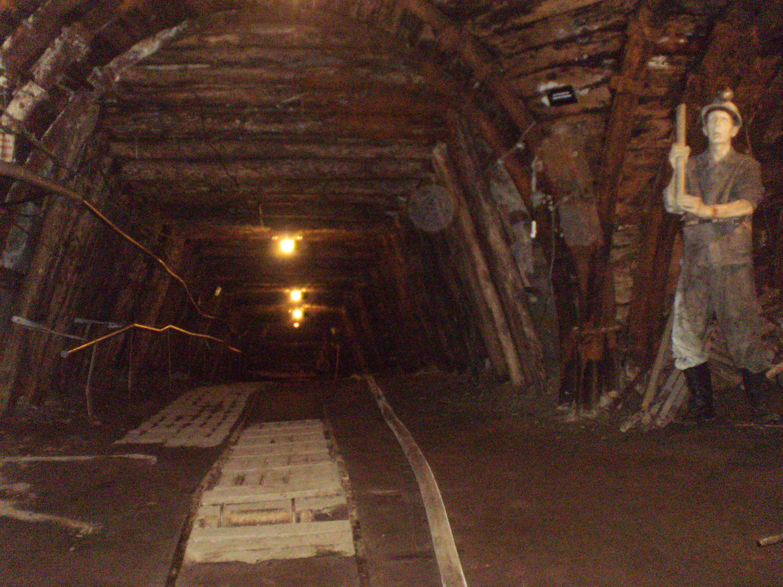 27: a sújtólégbiztos a bánya bejáratának közelében