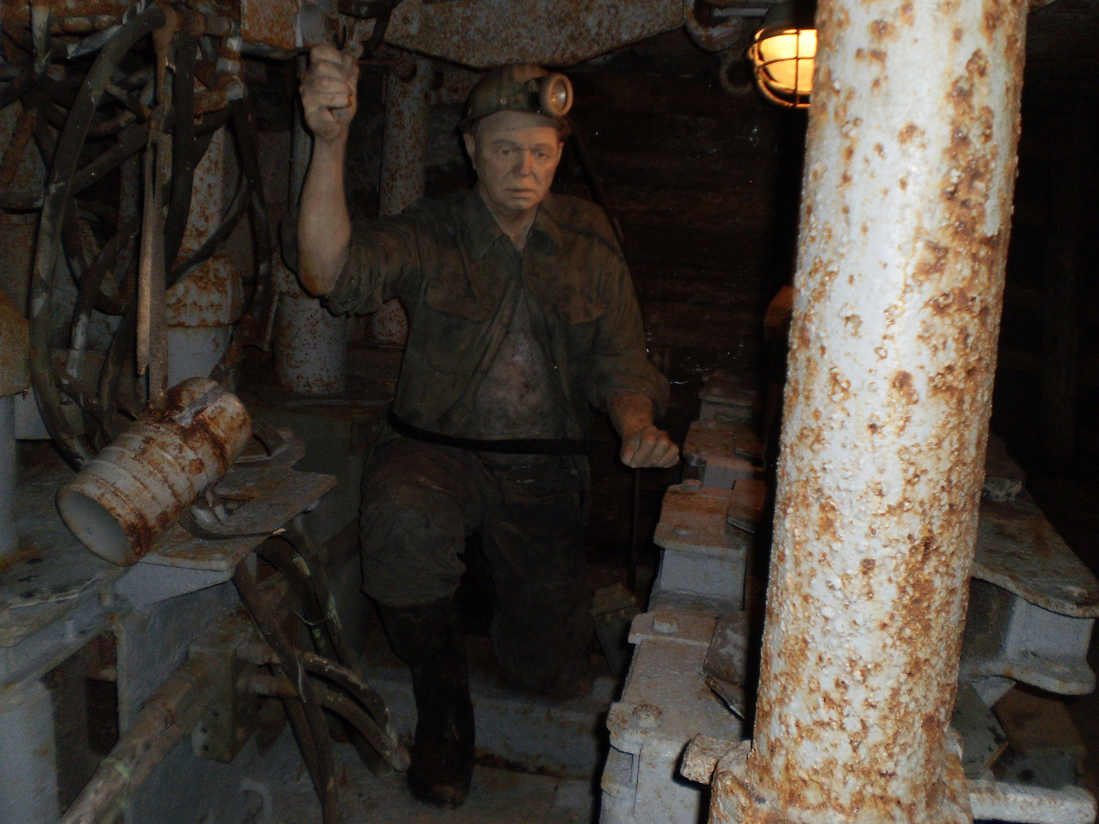 35: kőfejtő gép mellett dolgozó bányász