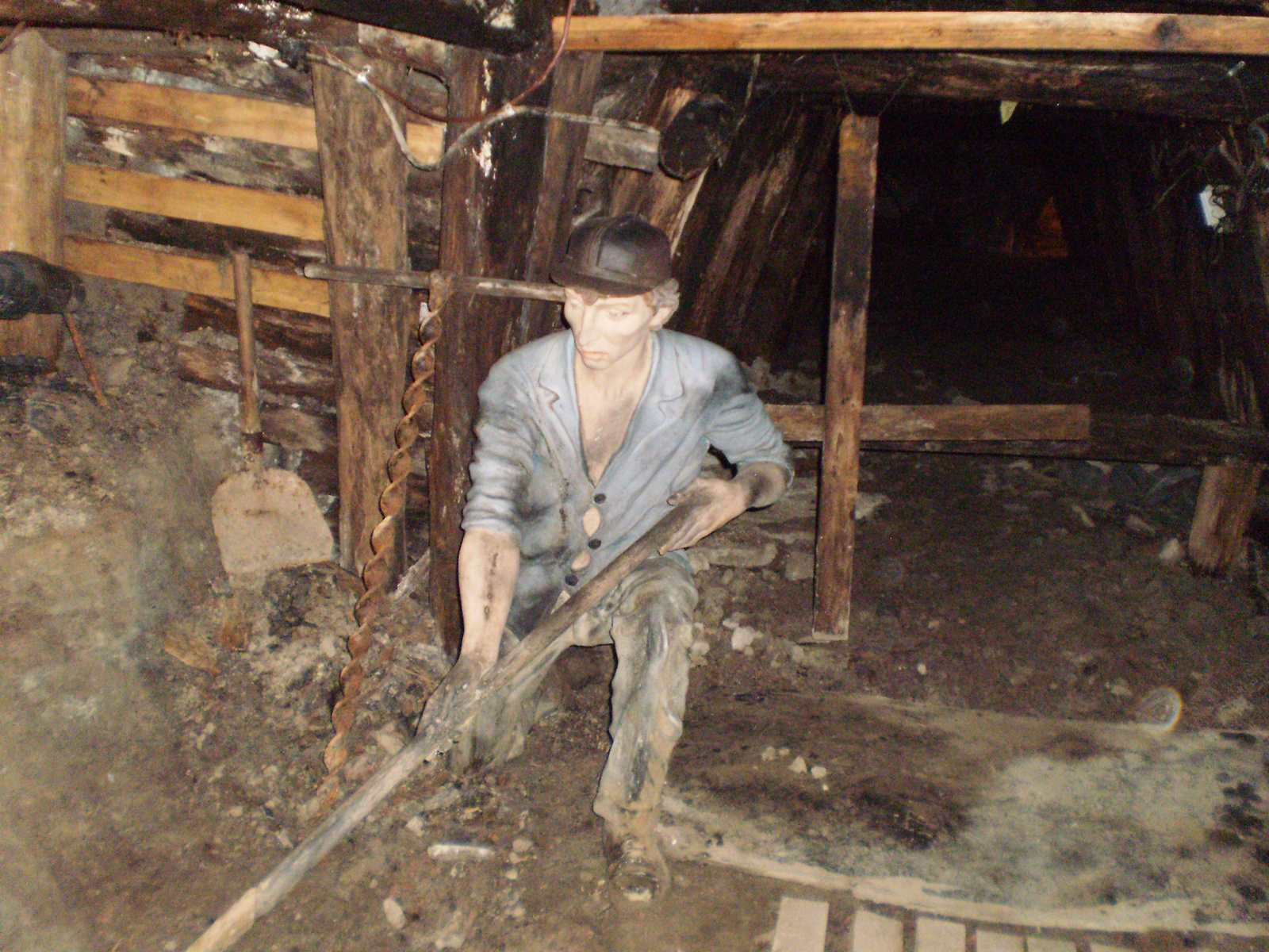 41: a törmeléket lapátoló bányász