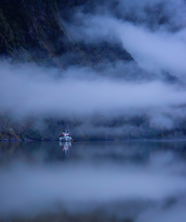 trey-ratcliff-fog-morning-milford-sound-boat-XL