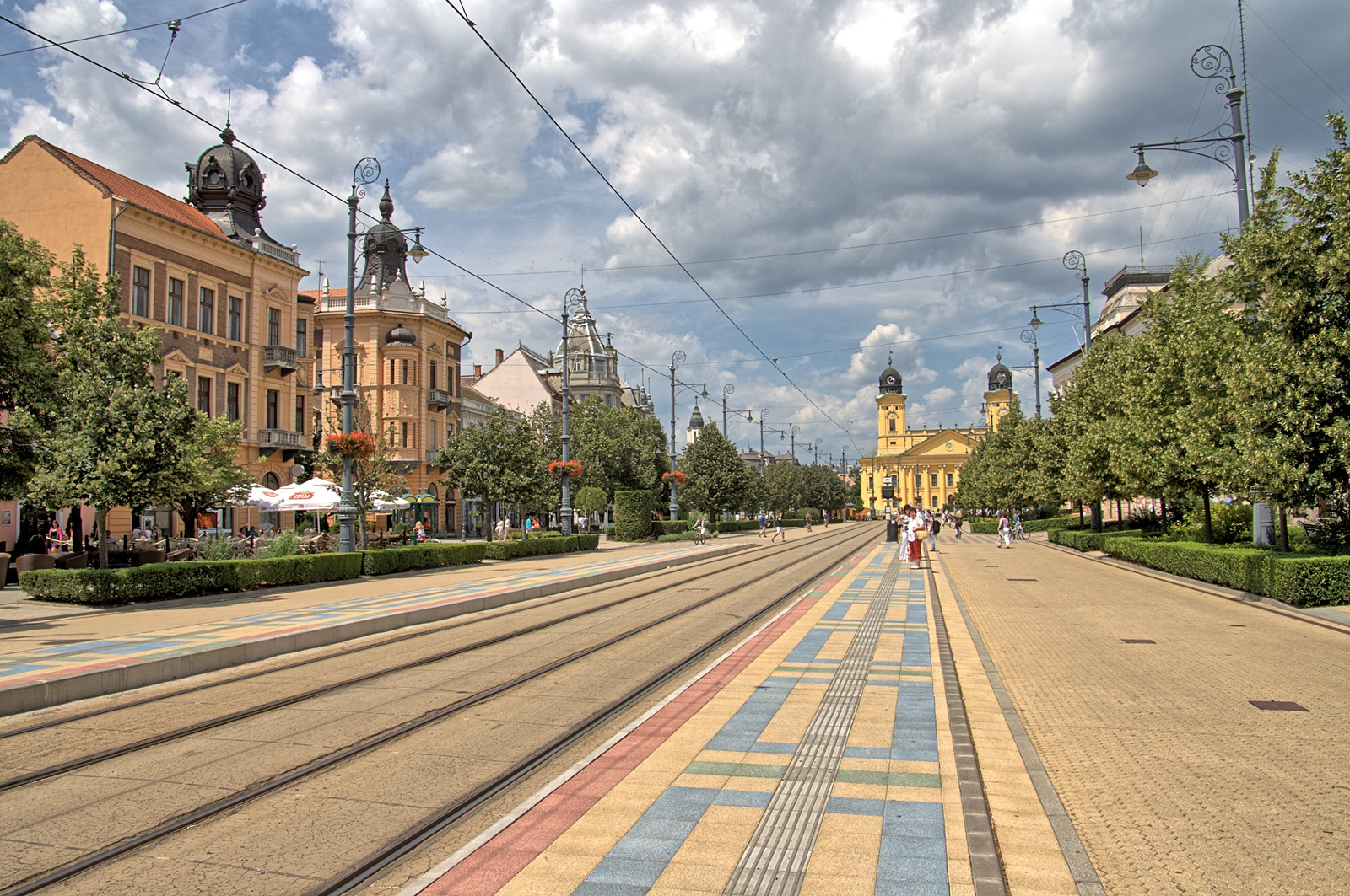 Debrecen főutcája a nagytemplommal