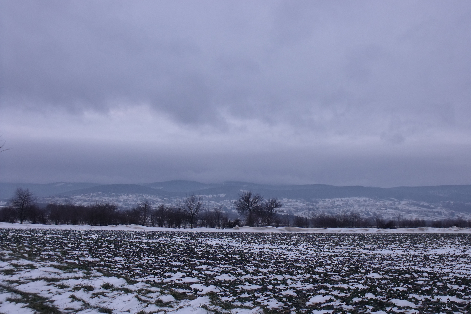 1501010198 A mezőn hófúvás nyoma a Kőszegi-hegy felhőben