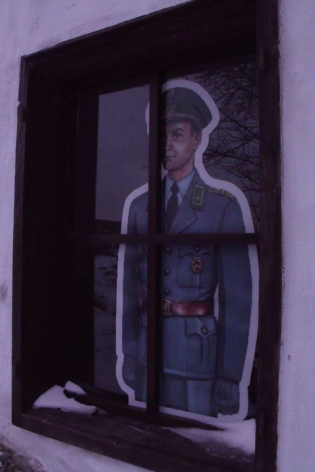1501010213 Bucsu fele figyelő katona rajza az ablakban