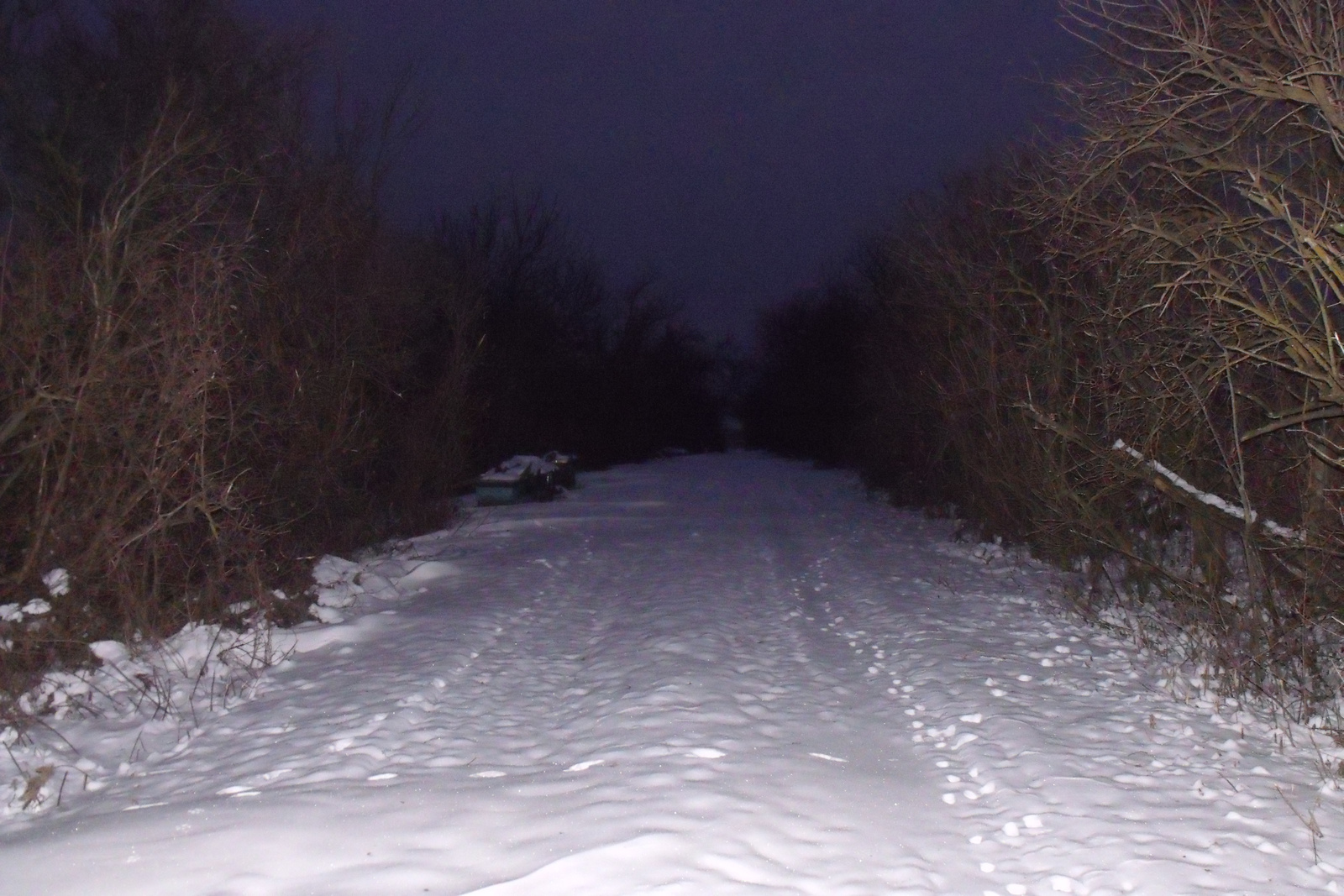 1501010220 Út a határ felé a téli, korai sötétben