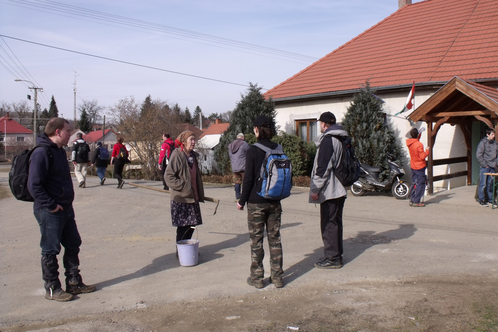 1203040025 Bödei nénivel aki vakondtúrásokról szedett jó földet