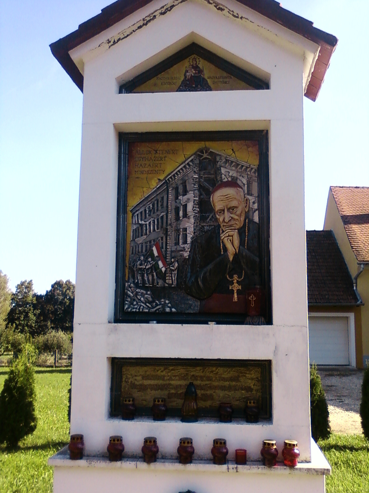 Fotó6102 Mindszenty emlék a csákánydoroszlói templomkertben
