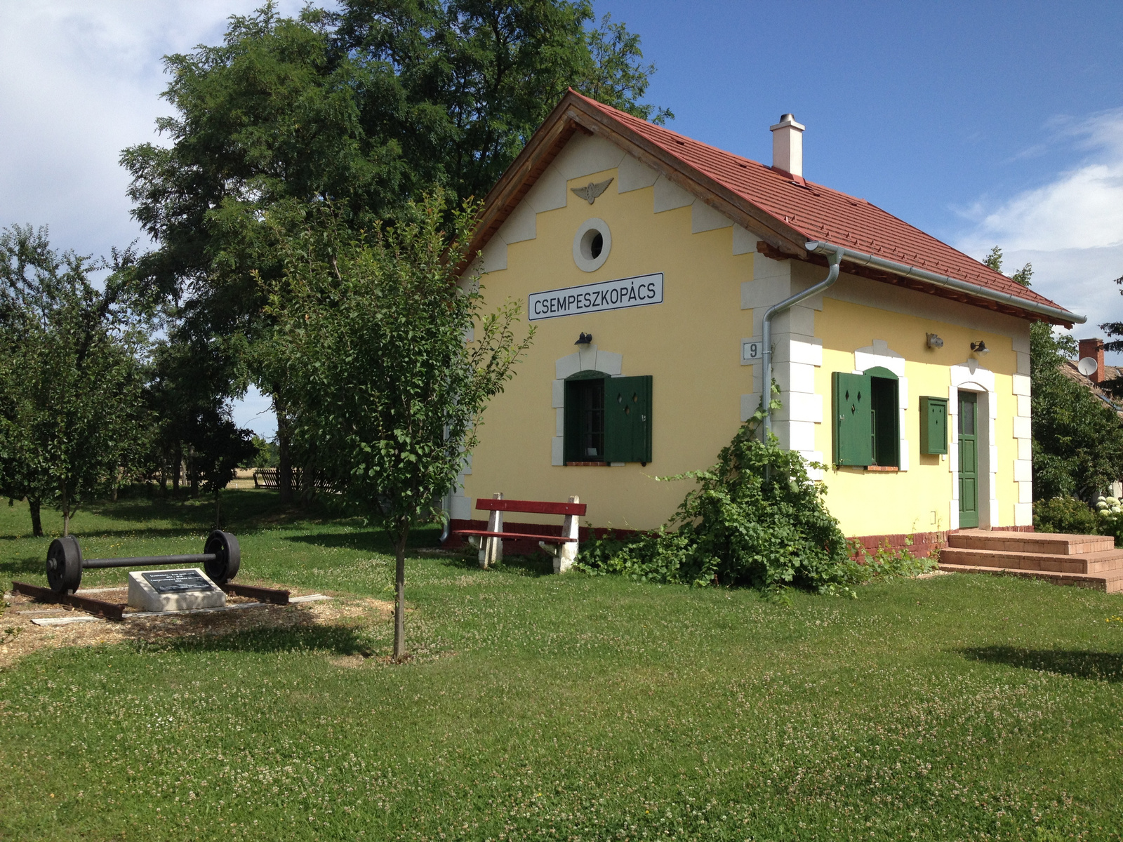 IMG 8284 17 km Csempeszkopács, egykori vasúti őrház