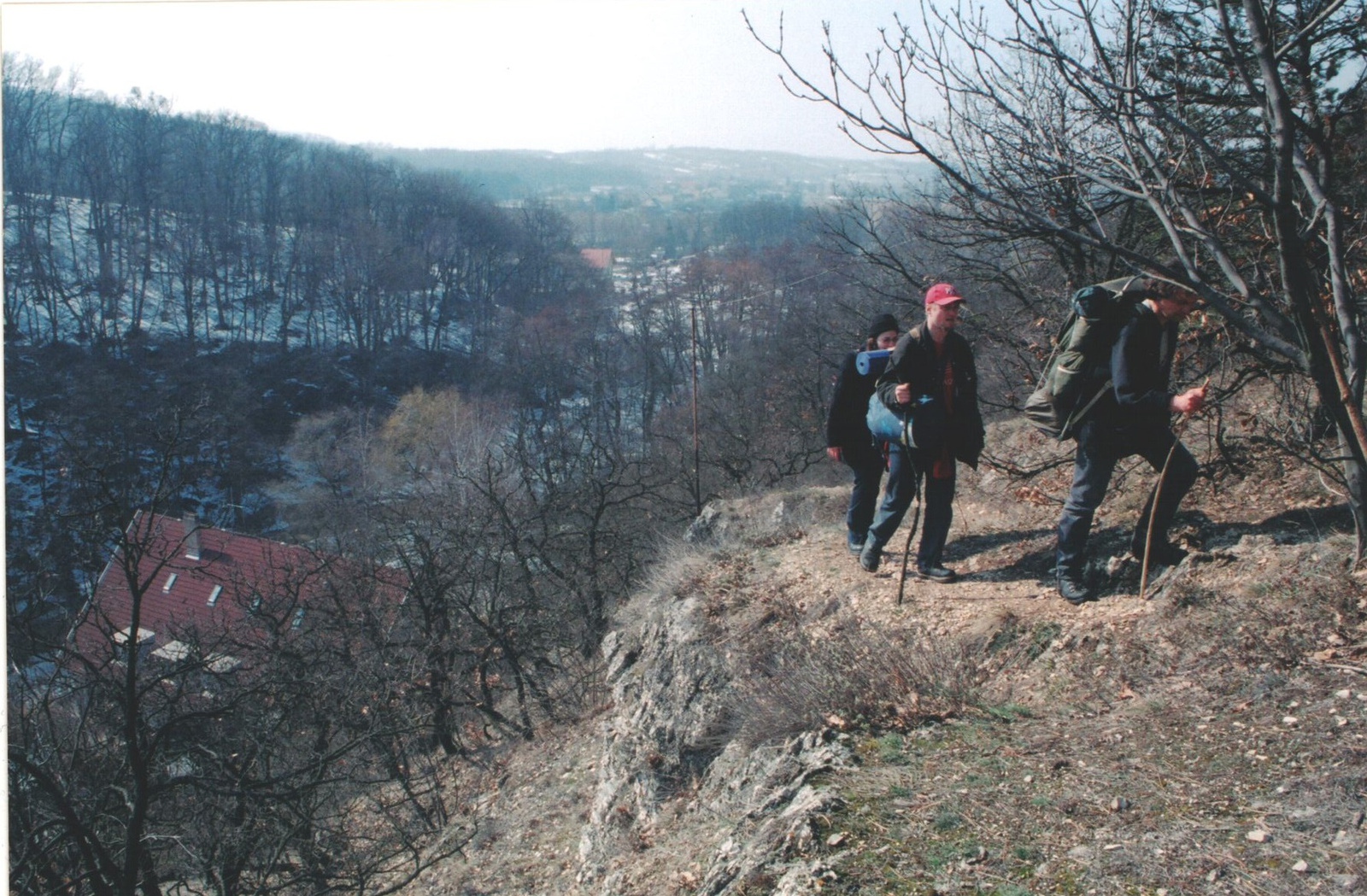 208 A szurdokvölgy É-i oldalában, balra lent a Varjúvár 2004-03-