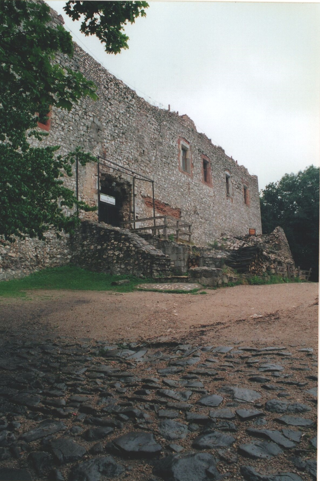 229 A Gesztesi vár bejárati része -Vértes 2004-07-30