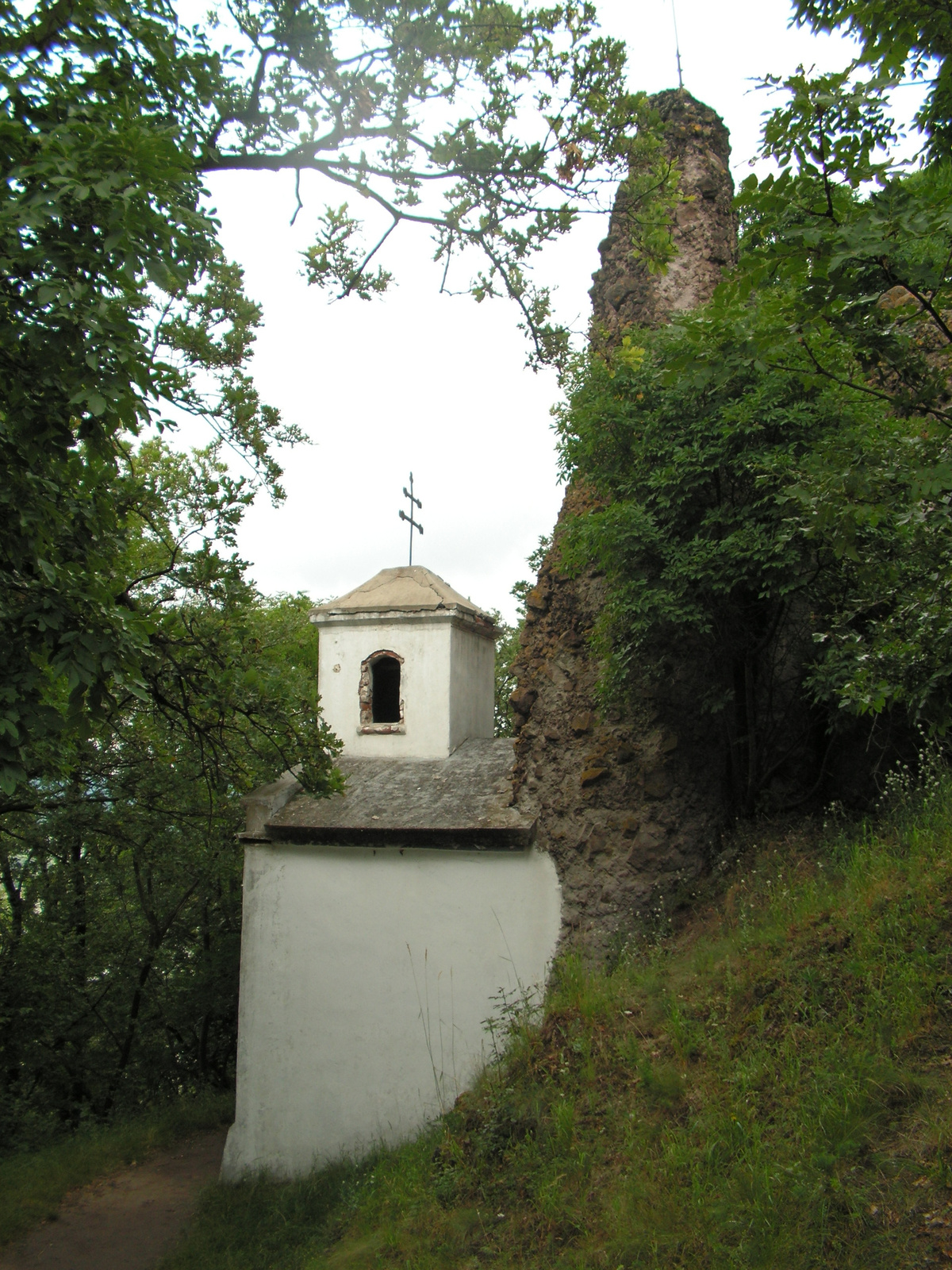 99159 Breccsakúphoz támaszkodó kis kápolna Visegrád felett