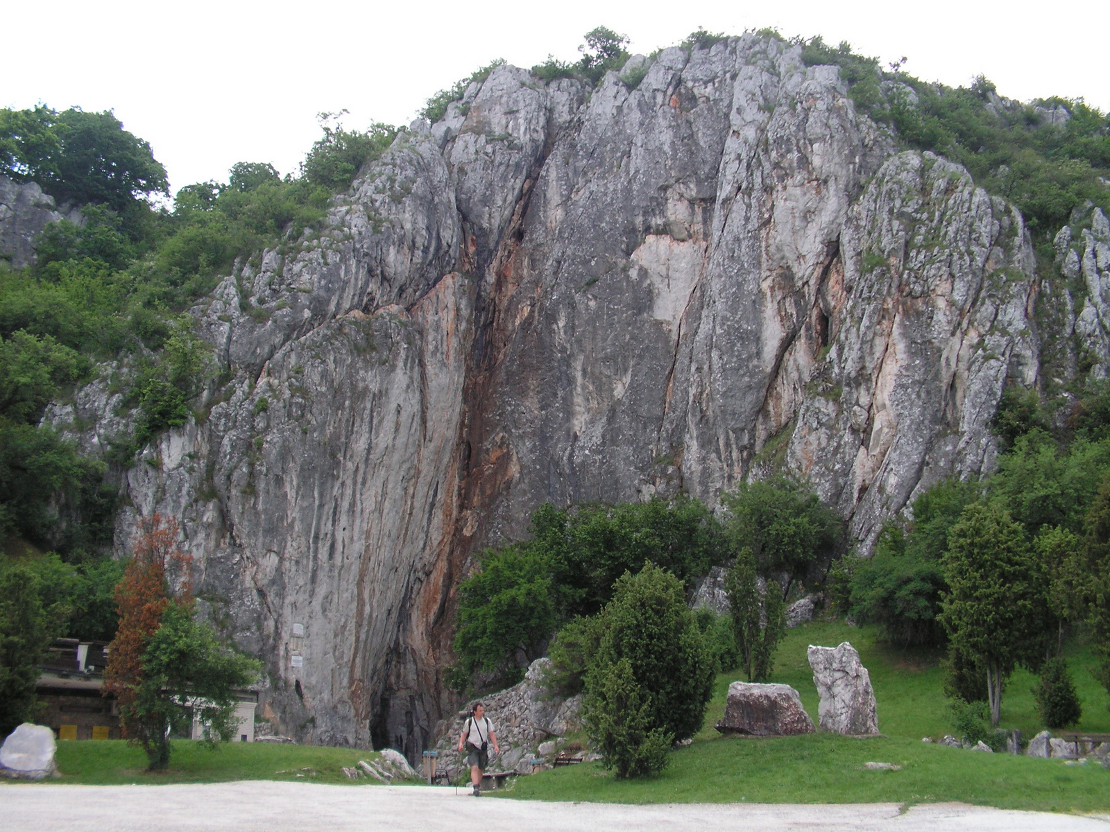320 Aggtelek, sziklafal a Baradla-barlang bejáratánál