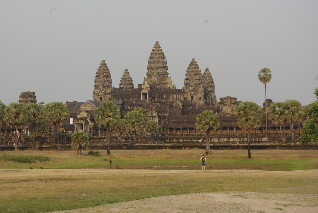 Matyi felméri a változásokat, Angkor Wat, 03.28., kb 17 óra