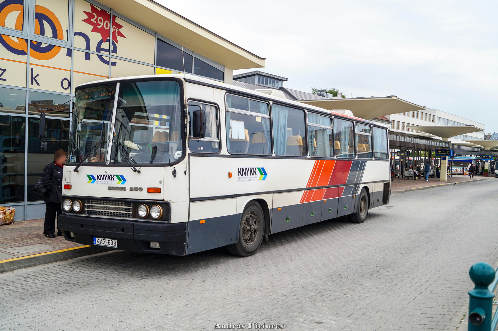 Ikarus 250 KAZ-698