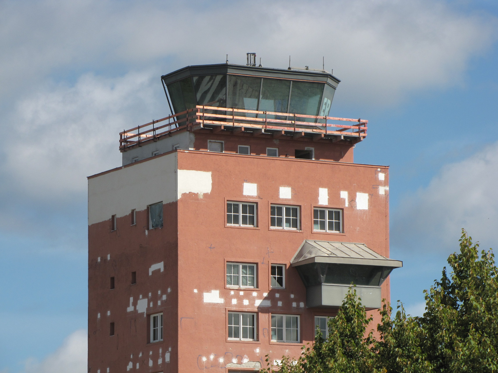 München, a régi repülőtér megmaradt irányító tornya, SzG3