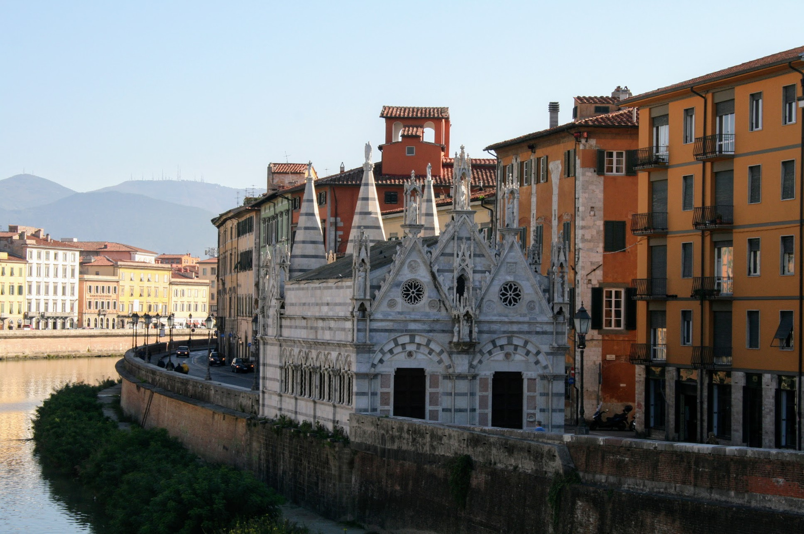 Az Arno és a Santa Maria della Spina templom
